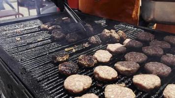 délicieuse cuisson de boulettes de viande sur un barbecue video