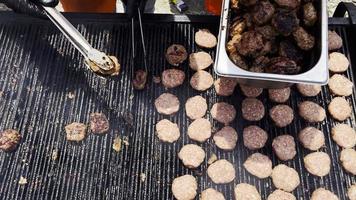 délicieuse cuisson de boulettes de viande sur un barbecue video