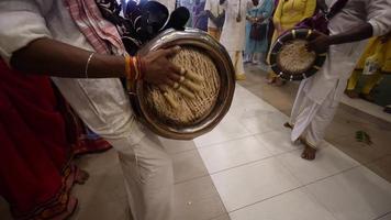 Wählen Sie den Fokus aus, um die indische traditionelle Trommel zu spielen video