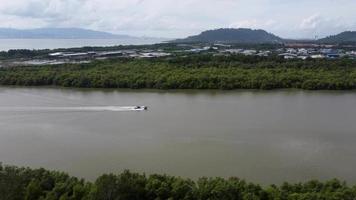 vista aérea movimiento de barco de pesca en el río sungai juru video