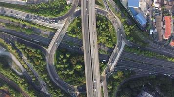 lucht roterend uitzicht viaduct bij rotonde video