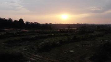 ontbossing en exploitatie van land tijdens zonsondergang video
