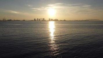 beweeg over zee in de richting van de zon in een zonnige dag video