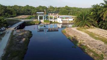 drone view volar sobre el río oscuro video