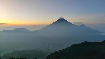 lapso de tiempo de la vista del monte sindoro en sikunir, wonosobo cuando sale el sol video