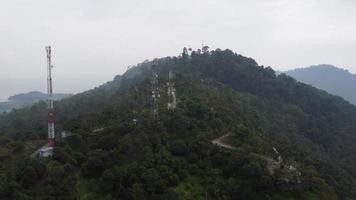 volo aereo sopra la collina di tre torri di telecomunicazioni video