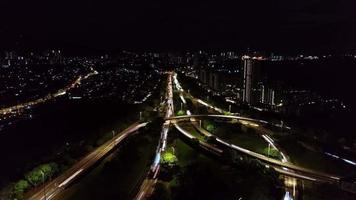 trilha de luz de carro vista aérea na via expressa video