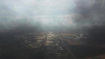 Flygfoto svart rök på grund av brinnande över batu kawan industripark video