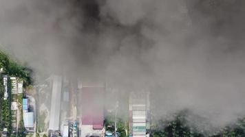 Luftaufnahme Industriefeuer brennt video