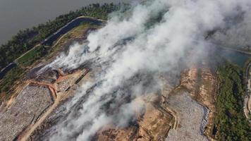 vanuit de lucht naar beneden kijkend brandend op stortplaats video