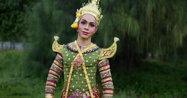 khon performance arti recitazione intrattenimento danza costume tradizionale nel parco. spettacolo di pantomima danzante recitazione in asia. cultura thailandese e concetto di danza thailandese. video