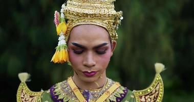 nahaufnahme des gesichts des thailändischen mannes in traditioneller kleidung, der die kamera anschaut. thailändische kultur und thailändisches tanzkonzept. video