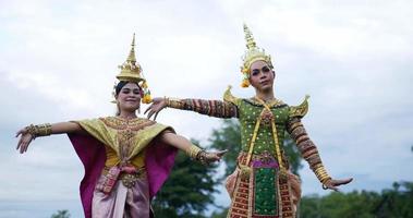 khon performance arts acteren entertainment dans traditionele klederdracht in het park. Azië acteren dansen pantomime show. thailand cultuur en thai dans concept.
