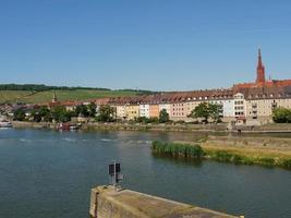 la ciudad de wuerzburg en el río principal foto