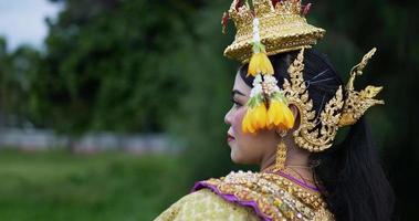 Feche o rosto da mulher tailandesa no vestido tradicional, olhando para a cultura camera.thailand e o conceito de dança tailandesa.