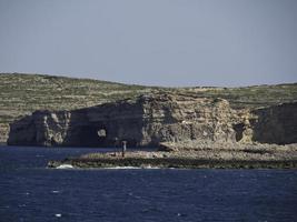 la isla de gozo en el mar mediterráneo foto