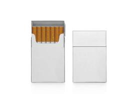 paquete de cigarrillos aislado sobre fondo blanco foto
