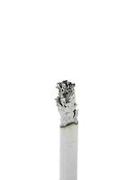 el cigarrillo aislado en un fondo blanco foto
