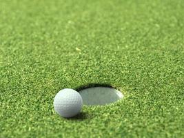 pelota de golf en el borde de la copa de un hermoso y hermoso campo de golf foto