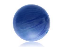 Bola de boliche azul con agujeros aislado sobre fondo blanco. foto