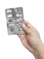 mano que sostiene el paquete de medicamentos usados pastillas. concepto de farmacia y medicina foto