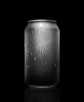 concepto de sed y saciar la sed. lata de metal con cola o cerveza. gotas de condensación en la superficie foto
