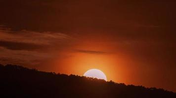 time-lapse van majestueuze zonsondergang of zonsopgang landschap mooie wolk en lucht natuur landschap scence. video