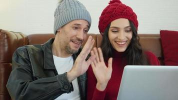 man en vrouw bellen conferentie met laptop video