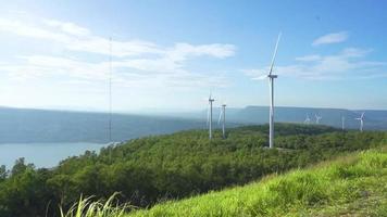 vista aérea da fazenda de moinhos de vento para produção de energia em lindo céu nublado nas terras altas. turbinas de energia eólica gerando energia limpa e renovável para o desenvolvimento sustentável