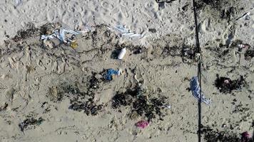luchtfoto afval plastic op het strand video