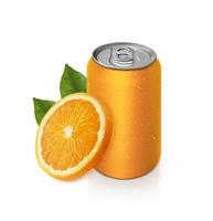 Lata de refresco naranja de aluminio con frutas, aislado en blanco foto