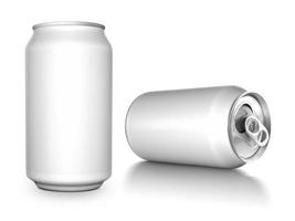 maqueta de aluminio blanco puede aislado sobre fondo blanco. Maqueta de lata de refresco de aluminio de 330 ml. foto