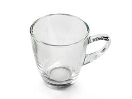 taza de té de vidrio vacía. aislado sobre fondo blanco foto