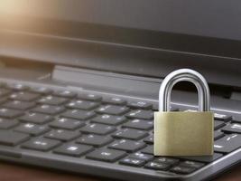 concepto de seguridad informática. candado desbloqueado en el teclado del portátil. símbolo de caja fuerte. imagen de enfoque suave tonificada foto