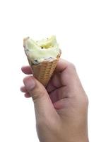 una mano de hombre sosteniendo un cono de helado sobre un fondo blanco foto
