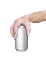 La mano sostiene una lata de bebida de metal aislada sobre fondo blanco foto