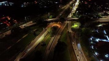Vista aérea del movimiento del automóvil en la autopista Penang
