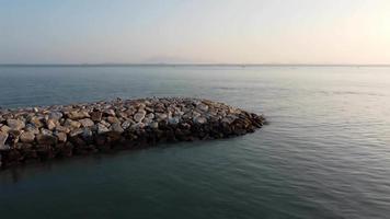 spostarsi verso la barriera rocciosa in mare costiero video