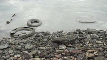 vecchia discarica di pneumatici sul mare video