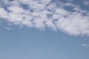 fondo de nubes blancas de cielo azul. foto