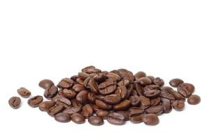granos de café tostados en blanco. grano de café marrón foto