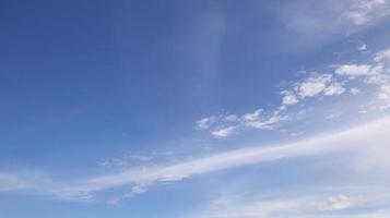 fondo de cielo azul. cielo azul nubes blancas en el día. foto