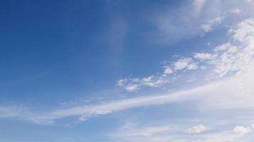 fondo de nubes blancas de cielo azul. fondo de cielo azul foto