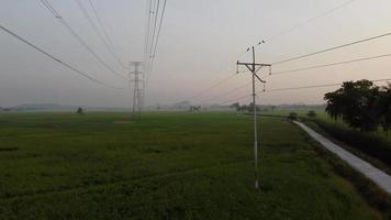 torre de cable eléctrico ascendente aérea video