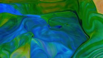 abstrakta virvlar och sprider färg i vatten video
