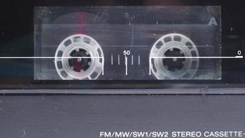 travail et lecture de la cassette dans un vieux lecteur de cassettes video