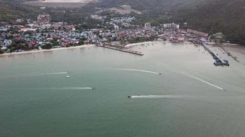 Boote segeln an der Küste von Teluk Bahang video