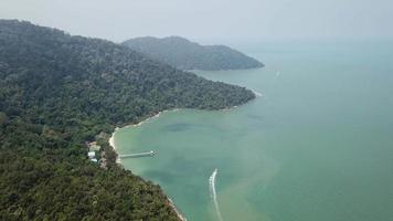 un barco se mueve en penang naturaleza descubrimiento de teluk bahang video