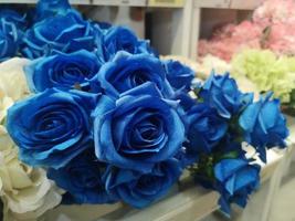 rosa azul oscuro hecho a mano hermoso ramo artificial flores decoración fondo ornamental en color de tono clásico vintage para tarjeta de felicitación o tela de celebración y plástico, día de San Valentín, amor foto