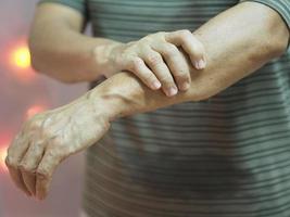 mujer cogida de la mano trastorno raro cuerpo sistema inmunitario ataca nervios, síndrome de guillan barre, vacuna covid-19 tratamiento de coronavirus foto